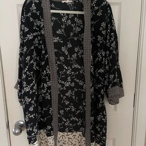 Maurices Monochrome Geometric Kimono see pic 5 for small tear on the seam.
